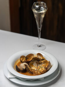 almejas-a-la-marinera-restaurante-sybius-cala-canyelles-lloret-de-mar Almejas a la marinera servidas con una copa de cava en el Restaurante Sybius Cala Canyelles, Lloret de Mar, Costa Brava. Cloïsses a la marinera servides amb una copa de cava al Restaurant Sybius Cala Canyelles, Lloret de Mar, Costa Brava. Clams in seafood sauce served with a glass of cava at Sybius Restaurant in Cala Canyelles, Lloret de Mar, Costa Brava. Palourdes à la marinière servies avec une coupe de cava au restaurant Sybius Cala Canyelles, Lloret de Mar, Costa Brava.
