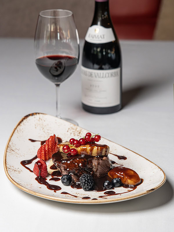 carnes-de-proximidad-girona-esencia-local-restaurante-sybius-cala-canyelles-lloret-de-mar Plato de carne de proximidad con foie, frutos rojos y vino tinto en el Restaurante Sybius, Cala Canyelles, Lloret de Mar, Girona. Plat de carn de proximitat amb foie, fruits vermells i vi negre al Restaurant Sybius, Cala Canyelles, Lloret de Mar, Girona. Local premium beef with foie gras, red berries and red wine at Restaurant Sybius, Cala Canyelles, Lloret de Mar, Girona. Viande locale de qualité avec foie gras, fruits rouges et vin rouge au Restaurant Sybius, Cala Canyelles, Lloret de Mar, Gérone.