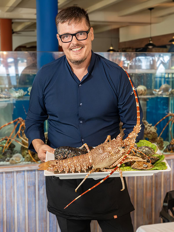 langosta-y-marisco-fresco-restaurante-sybius-cala-canyelles-lloret-de-mar Langosta y marisco fresco seleccionados del acuario del Restaurante Sybius en Cala Canyelles, Lloret de Mar, preparados para ofrecer la máxima calidad y frescura. Llagosta i marisc fresc seleccionats de l'aquari del Restaurant Sybius a Cala Canyelles, Lloret de Mar, preparats per oferir la màxima qualitat i frescor. Fresh lobster and premium seafood selected from the aquarium at Sybius Restaurant in Cala Canyelles, Lloret de Mar, ensuring exceptional freshness and quality. Langouste et fruits de mer frais sélectionnés dans l'aquarium du Restaurant Sybius à Cala Canyelles, Lloret de Mar, pour garantir une fraîcheur et une qualité exceptionnelles.