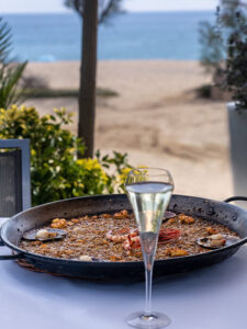 paella-de-marisco-frente-al-mar-restaurante-sybius-cala-canyelles-lloret-de-mar Paella de marisco recién preparada servida frente al mar en el Restaurante Sybius Cala Canyelles, Lloret de Mar, Costa Brava. Paella de marisc acabada de fer servida davant del mar al Restaurant Sybius Cala Canyelles, Lloret de Mar, Costa Brava. Freshly prepared seafood paella served by the sea at Sybius Restaurant in Cala Canyelles, Lloret de Mar, Costa Brava. Paella aux fruits de mer fraîchement préparée servie face à la mer au restaurant Sybius Cala Canyelles, Lloret de Mar, Costa Brava.