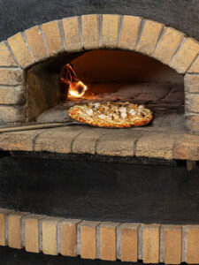 pizza-al-horno-de-lena-restaurante-sybius-cala-canyelles-lloret-de-mar Pizza artesanal cocinándose en horno de leña en el Restaurante Sybius Cala Canyelles, Lloret de Mar, Costa Brava. Pizza artesanal cuinant-se en un forn de llenya al Restaurant Sybius Cala Canyelles, Lloret de Mar, Costa Brava. Artisan pizza baking in a traditional wood-fired oven at Sybius Restaurant in Cala Canyelles, Lloret de Mar, Costa Brava. Pizza artisanale en cuisson dans un four à bois traditionnel au restaurant Sybius Cala Canyelles, Lloret de Mar, Costa Brava.