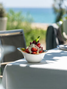 postre-con-fresas-frente-al-mar-restaurante-sybius-cala-canyelles-lloret-de-mar Postre artesanal con fresas frescas servido frente al mar en el Restaurante Sybius Cala Canyelles, Lloret de Mar, Costa Brava. Postres artesanals amb maduixes fresques servides davant del mar al Restaurant Sybius Cala Canyelles, Lloret de Mar, Costa Brava. Artisan dessert with fresh strawberries served by the sea at Sybius Restaurant in Cala Canyelles, Lloret de Mar, Costa Brava. Dessert artisanal aux fraises fraîches servi face à la mer au restaurant Sybius Cala Canyelles, Lloret de Mar, Costa Brava.